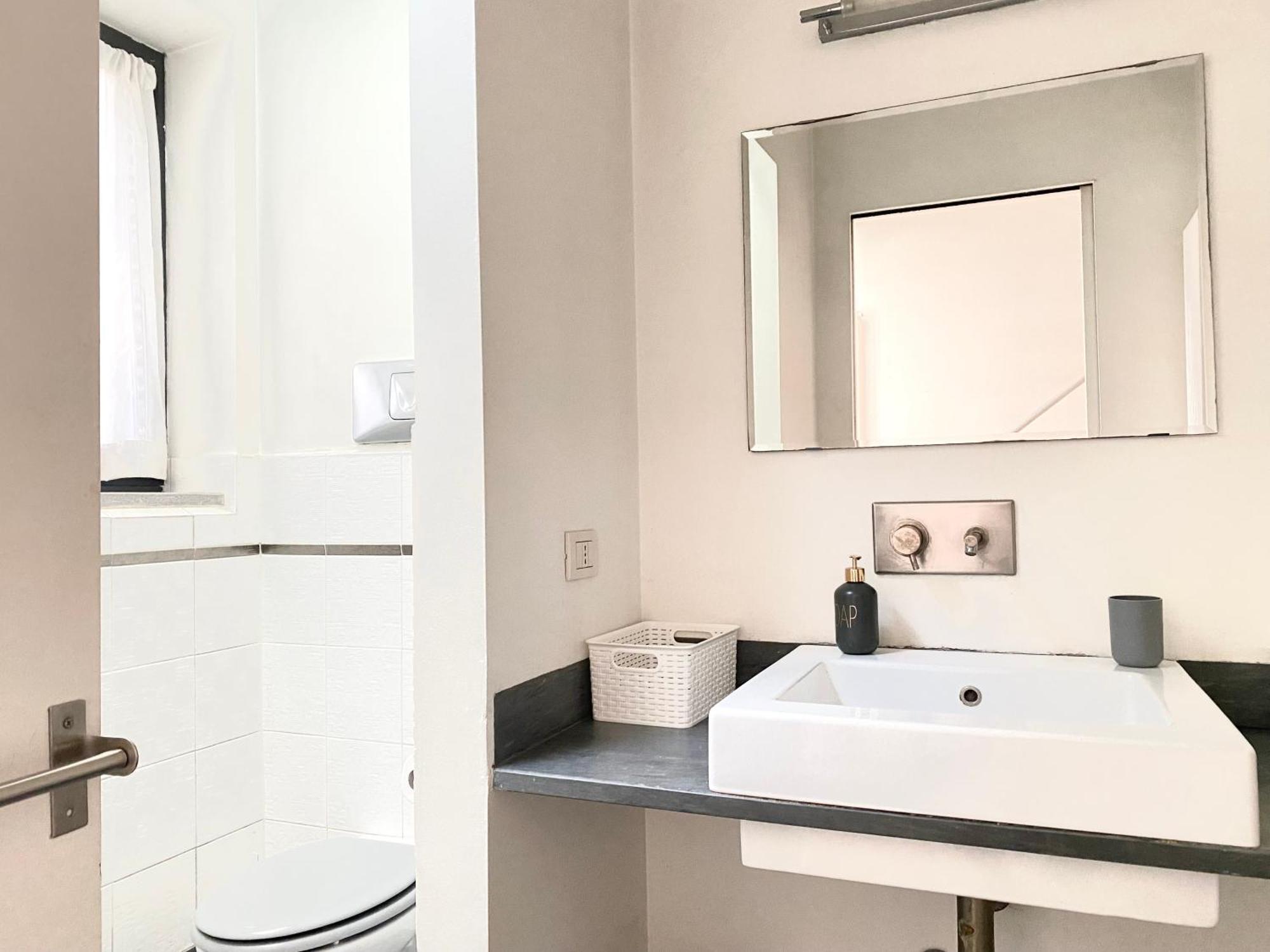 Homestay Sant Ambrogio Courtyard In Shared Flat Milan
