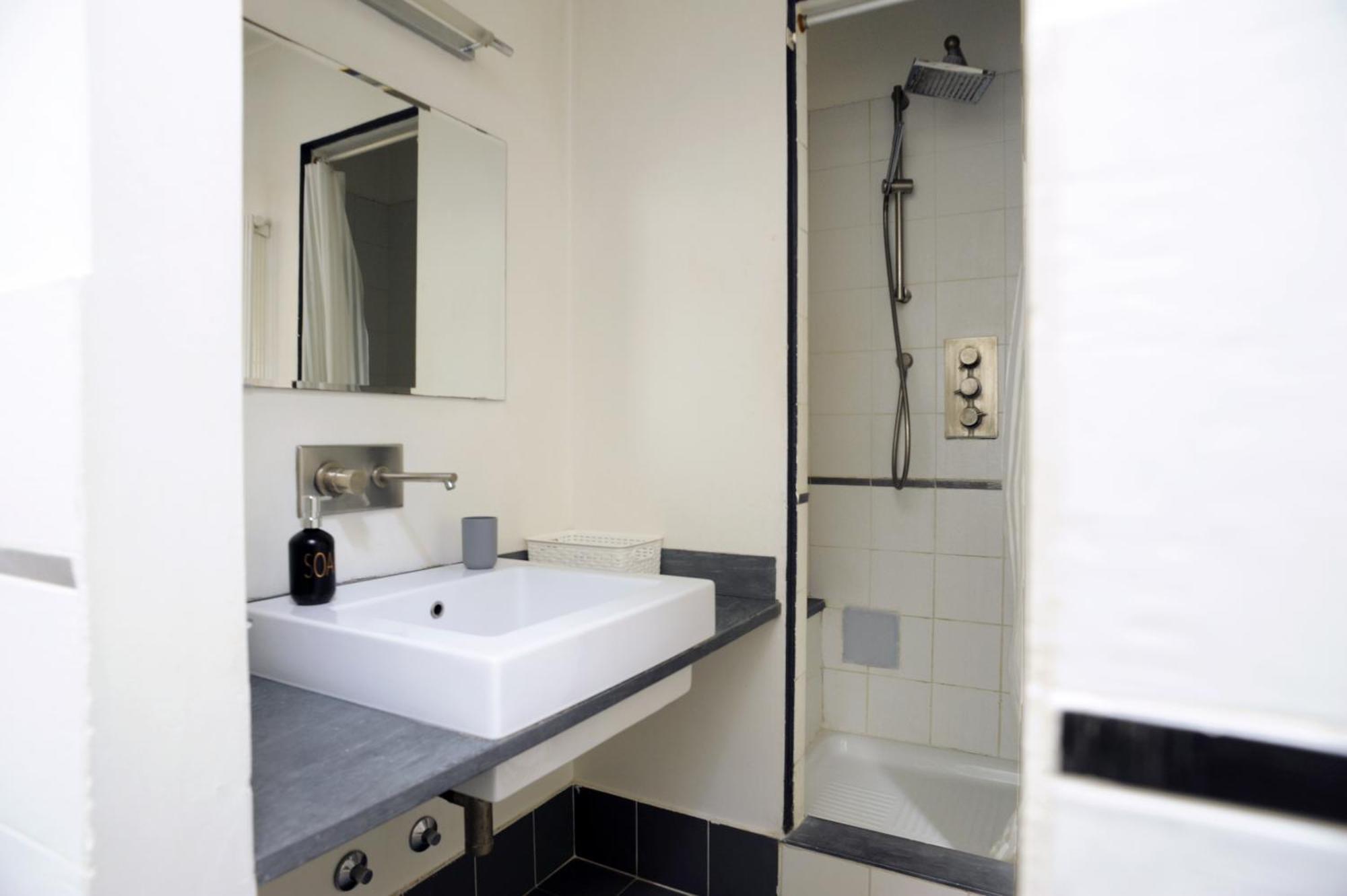Sant Ambrogio Courtyard In Shared Flat Homestay *
