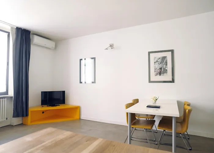 Sant Ambrogio Courtyard Room In Shared Flat